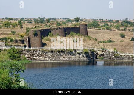 Réservoir d'eau de fort Naldurga et mur avec bastion Banque D'Images