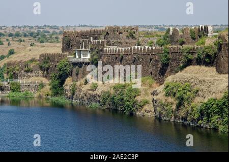 Réservoir d'eau de fort Naldurga et mur avec bastion Banque D'Images