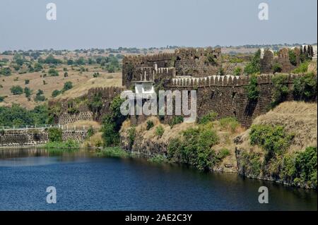 Réservoir d'eau de fort Naldurga et mur avec bastion Banque D'Images