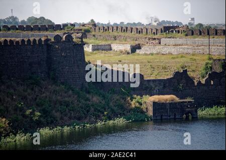 Réservoir d'eau de fort Naldurga et mur avec bastion Banque D'Images