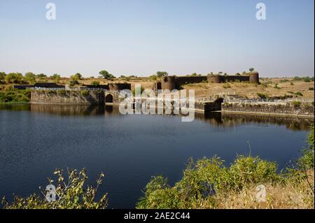 Réservoir d'eau de fort Naldurga et mur avec bastion Banque D'Images