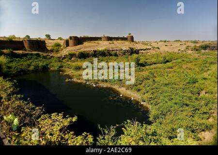 Réservoir d'eau de fort Naldurga et mur avec bastion Banque D'Images