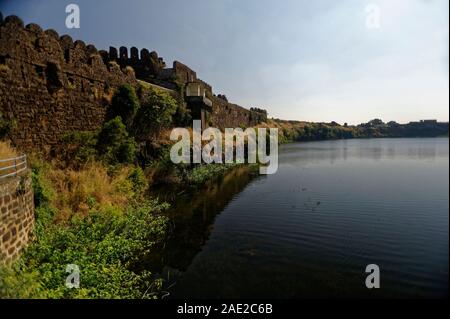 Réservoir d'eau de fort Naldurga et mur avec bastion Banque D'Images