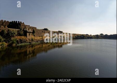 Réservoir d'eau de fort Naldurga et mur avec bastion Banque D'Images