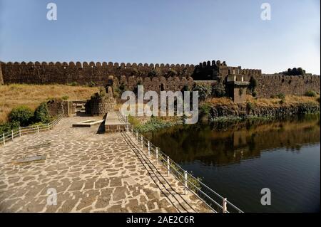 Réservoir d'eau de fort Naldurga et mur avec bastion Banque D'Images