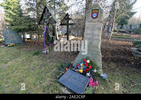 Prague, République tchèque. 06 Dec, 2019. Tombe de soldats de l'Armée de libération russe (OAK ; armée Vlasov) est considéré à l'Cimetière Olsany à Prague, en République tchèque, le 6 décembre 2019. Credit : Katerina Sulova/CTK Photo/Alamy Live News Banque D'Images