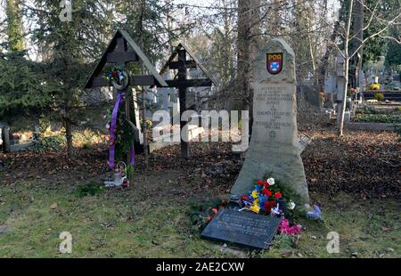 Prague, République tchèque. 06 Dec, 2019. Tombe de soldats de l'Armée de libération russe (OAK ; armée Vlasov) est considéré à l'Cimetière Olsany à Prague, en République tchèque, le 6 décembre 2019. Credit : Katerina Sulova/CTK Photo/Alamy Live News Banque D'Images