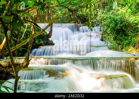 Cascade Huai Mae Khamin sur le lac, Barrage Srinakarin, Kanchanaburi, Thaïlande Banque D'Images