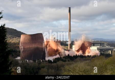 Le Shropshire, au Royaume-Uni. 06 Dec, 2019. La centrale électrique d'Ironbridge, le 6 décembre 2019. La rose emblématique tours de refroidissement de la centrale électrique d'Ironbridge sont réduits en ruines qu'ils sont démolis par un coup explosif vers le bas. Les tours ont dominé le paysage à l'entrée de la gorge d'Ironbridge depuis plus de 50 ans. Crédit : David Bagnall/Alamy Live News Banque D'Images