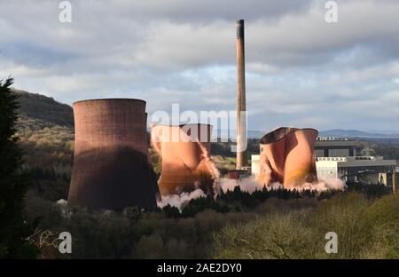 Le Shropshire, au Royaume-Uni. 06 Dec, 2019. La centrale électrique d'Ironbridge, le 6 décembre 2019. La rose emblématique tours de refroidissement de la centrale électrique d'Ironbridge sont réduits en ruines qu'ils sont démolis par un coup explosif vers le bas. Les tours ont dominé le paysage à l'entrée de la gorge d'Ironbridge pour plus de 50 ans. Crédit : David Bagnall/Alamy Live News Banque D'Images