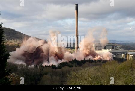 Le Shropshire, au Royaume-Uni. 06 Dec, 2019. La centrale électrique d'Ironbridge, le 6 décembre 2019. La rose emblématique tours de refroidissement de la centrale électrique d'Ironbridge sont réduits en ruines qu'ils sont démolis par un coup explosif vers le bas. Les tours ont dominé le paysage à l'entrée de la gorge d'Ironbridge pour plus de 50 ans. Crédit : David Bagnall/Alamy Live News Banque D'Images