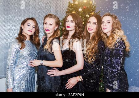 Portrait d'un groupe de belles jeunes femmes dans la nouvelle année, Noël. La célébration du nouvel an, des vacances, de la célébration, les gens concept Banque D'Images