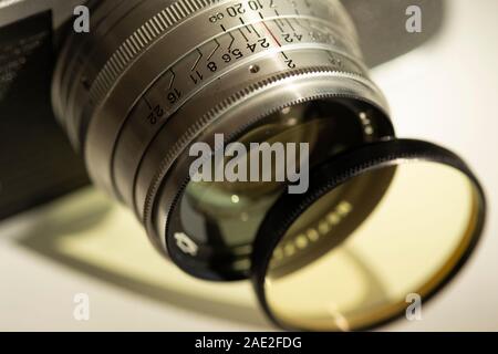 Gros plan de l'ancien russe argent vintage de l'objectif manuel d'appareil photo et de filtre séparé jaune comme concept classique de photographie rétro. Banque D'Images