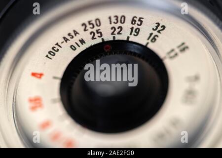 Les commandes avant de l'objectif de la caméra film sont des valeurs ASA et DIN qui marquent les détails de gros plan sur l'ancien appareil photo russe d'époque Banque D'Images
