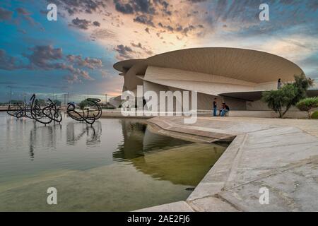 Doha, Qatar-octobre 25,2019 : Musée national du Qatar (Desert rose) vue de jour extérieure avec fontaine en premier plan et nuages dans le ciel Banque D'Images