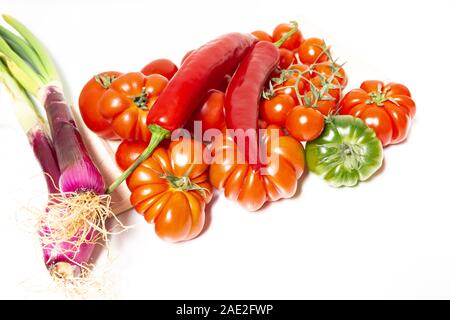 Libre de divers types de légumes d'Italie, de l'alimentation méditerranéenne typique, comme les tomates, les oignons de Tropea (Calabre) et spi sicilienne Banque D'Images