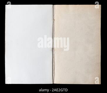 Livre Ancien s'est déroulé sur l'Endpaper, montrant de texturé à l'intérieur, isolé sur fond noir. Banque D'Images
