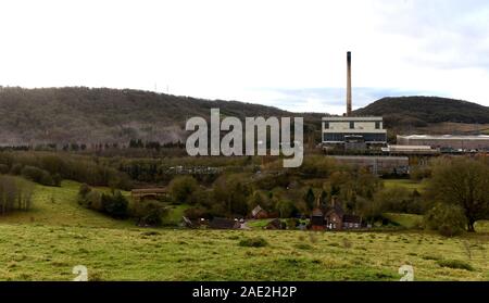 Le Shropshire, au Royaume-Uni. 06 Dec, 2019. La centrale électrique d'Ironbridge, le 6 décembre 2019. La rose emblématique tours de refroidissement de la centrale électrique d'Ironbridge sont réduits en ruines qu'ils sont démolis par un coup explosif vers le bas. Les tours ont dominé le paysage à l'entrée de la gorge d'Ironbridge depuis plus de 50 ans. Crédit : David Bagnall/Alamy Live News Banque D'Images