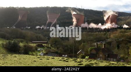 Le Shropshire, au Royaume-Uni. 06 Dec, 2019. La centrale électrique d'Ironbridge, le 6 décembre 2019. La rose emblématique tours de refroidissement de la centrale électrique d'Ironbridge sont réduits en ruines qu'ils sont démolis par un coup explosif vers le bas. Les tours ont dominé le paysage à l'entrée de la gorge d'Ironbridge depuis plus de 50 ans. Crédit : David Bagnall/Alamy Live News Banque D'Images