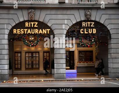 Mayfair, London, UK. 6e décembre 2019. Décorations saisonnières égayer Mayfair sur une journée morne et grise dans le centre de Londres. Babioles et discret à l'extérieur de la couronne de Ritz au 150 de Piccadilly. Credit : Malcolm Park/Alamy Live News. Banque D'Images