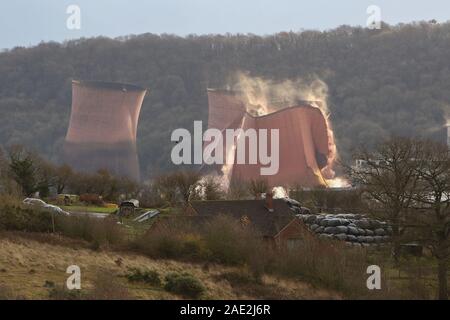 Ironbridge, UK. 6e Dec 2019. Démolition contrôlée de quatre tours de refroidissement à l'Ironbridge B Power Station. Construit dans les années 1960 et était assis dans la vallée, le long de la rivière severn les quatre tours de refroidissement n'avait un pigment rouge ajouté pendant la construction pour se fondre avec la couleur de la terre locale. La centrale a cessé la production d'électricité en novembre 2015 avec la démolition des quatre tours de refroidissement, le 6 décembre 2019. Crédit : Paul Botte/Alamy Live News Banque D'Images