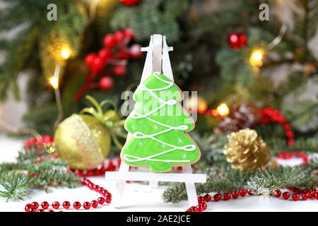 Pains faits maison peinte comme un arbre de Noël sur fond blanc avec des branches de sapin. Focus sélectif et la place pour le texte. Banque D'Images