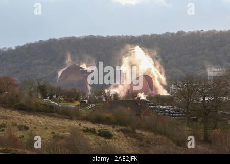 Ironbridge, UK. 6e Dec 2019. Démolition contrôlée de quatre tours de refroidissement à l'Ironbridge B Power Station. Construit dans les années 1960 et était assis dans la vallée, le long de la rivière severn les quatre tours de refroidissement n'avait un pigment rouge ajouté pendant la construction pour se fondre avec la couleur de la terre locale. La centrale a cessé la production d'électricité en novembre 2015 avec la démolition des quatre tours de refroidissement, le 6 décembre 2019. Crédit : Paul Botte/Alamy Live News Banque D'Images