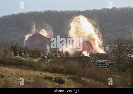 Ironbridge, UK. 6e Dec 2019. Démolition contrôlée de quatre tours de refroidissement à l'Ironbridge B Power Station. Construit dans les années 1960 et était assis dans la vallée, le long de la rivière severn les quatre tours de refroidissement n'avait un pigment rouge ajouté pendant la construction pour se fondre avec la couleur de la terre locale. La centrale a cessé la production d'électricité en novembre 2015 avec la démolition des quatre tours de refroidissement, le 6 décembre 2019. Crédit : Paul Botte/Alamy Live News Banque D'Images