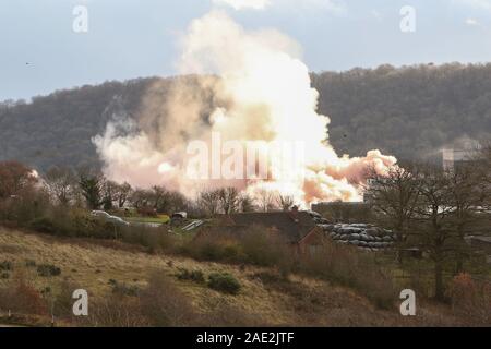 Ironbridge, UK. 6e Dec 2019. Démolition contrôlée de quatre tours de refroidissement à l'Ironbridge B Power Station. Construit dans les années 1960 et était assis dans la vallée, le long de la rivière severn les quatre tours de refroidissement n'avait un pigment rouge ajouté pendant la construction pour se fondre avec la couleur de la terre locale. La centrale a cessé la production d'électricité en novembre 2015 avec la démolition des quatre tours de refroidissement, le 6 décembre 2019. Crédit : Paul Botte/Alamy Live News Banque D'Images