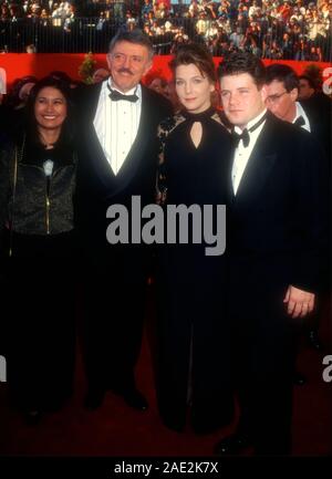 Los Angeles, Californie, USA 27 mars 1995 (L-R) Valerie Ann Sandobal mari, l'acteur John Astin, Christine Harrell et mari acteur Sean Astin assister à la 67e annuelle des Academy Awards le 27 mars 1995 au Shrine Auditorium à Los Angeles, Californie, USA. Photo de Barry King/Alamy Stock Photo Banque D'Images