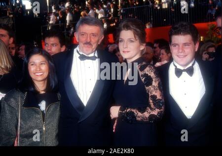 Los Angeles, Californie, USA 27 mars 1995 (L-R) Valerie Ann Sandobal mari, l'acteur John Astin, Christine Harrell et mari acteur Sean Astin assister à la 67e annuelle des Academy Awards le 27 mars 1995 au Shrine Auditorium à Los Angeles, Californie, USA. Photo de Barry King/Alamy Stock Photo Banque D'Images