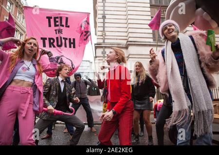 Londres, Royaume-Uni, 6 décembre 2019 : Extinction des manifestants ont défilé dans la Rébellion Westminster aujourd'hui avec un 4 mètres de haut avec l'autruche la tête dans le sable. Symbolisant l'attitude des principaux partis politiques à la crise climatique, l'autruche était accompagné d'un flash mob qui dansaient à 'Où est votre tête à" et "Staying Alive" à l'extérieur de la centrale du parti des conservateurs, libéraux-démocrates et travaillistes. Anna Watson/Alamy Live News Banque D'Images