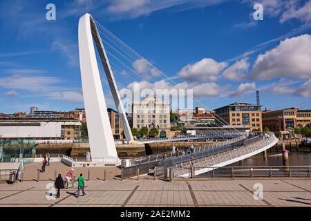 Portrait du Gateshead Millennium Bridge enjambant la rivière Tyne Banque D'Images