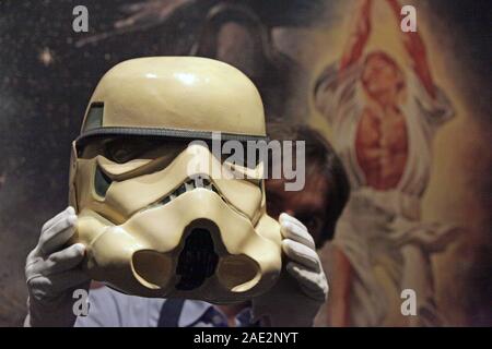 Sotheby's assistant galerie Matthieu Floris inspecte un prototype de casque de Stormtropper Impériale 1976, en amont de la collection Star Wars vente uniquement en ligne à la maison de vente aux enchères à Londres, où il est prévu de vendre pour 30 000 € entre 60 000 € et. Banque D'Images