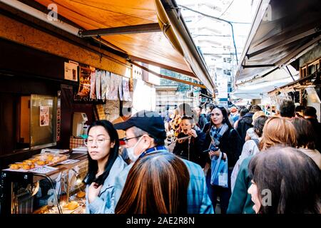 Au marché aux poissons de Tsukiji, Tokyo Banque D'Images