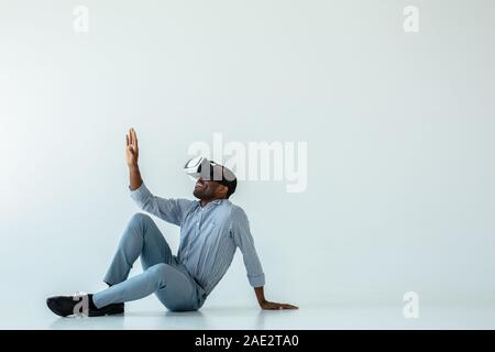 Cheerful man testing device VR Banque D'Images