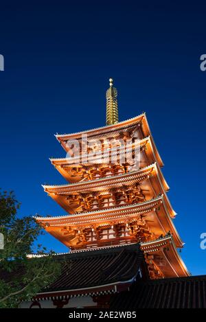 Vue de la nuit de l'éclairage d'Five-Storied Pagoda à Senso-ji, Asakusa, Tokyo, Japon Banque D'Images