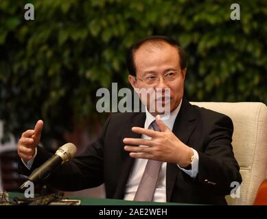 Macao, Chine. 21 Nov, 2019. Fu Ziying, directeur du Bureau de liaison du Gouvernement populaire central dans la Région administrative spéciale de Macao (RAS), prend la parole lors d'un entretien avec Xinhua à Macao, Chine du sud, le 21 novembre 2019. Le principe "un pays, deux systèmes" s'est révélé possible, réalisable et populaire dans la RAS de Macao Macao depuis retourné à la patrie en 1999, a dit Fu. Pour ALLER AVEC : principe "un pays, deux systèmes" s'avère possible, réalisable, populaires dans Macao : directeur du bureau de liaison à Macao Crédit : Xu Liang/Xinhua/Alamy Live News Banque D'Images