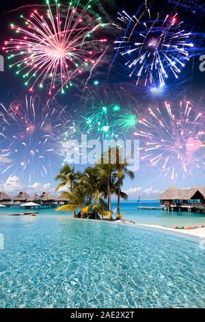 Nouvel An festif d'artifice au-dessus l'île tropicale, technique mixte Banque D'Images