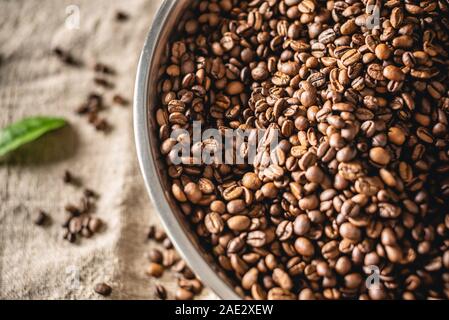 Une pile d'aromatiques fraîchement torréfié de café Arabica. Arrière-plan de café avec de l'espace pour le texte Banque D'Images