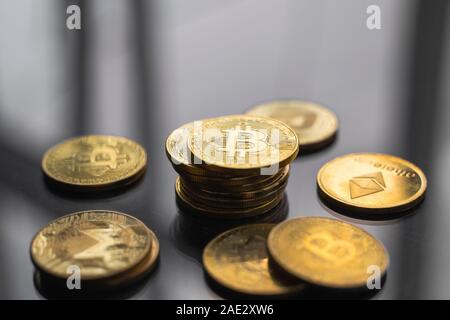 Des piles de pièces d'or sur un bitcoin reflète la surface de la table. Concept cryptocurrency virtuel. L'exploitation minière de bitcoins affaires en ligne. Les Bitcoins Banque D'Images