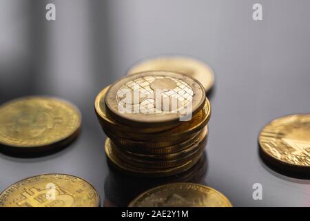 Pile de pièces de monnaie bitcoin ondulation d'or avec beaucoup de pièces de bitcoins sur une table. Concept cryptocurrency virtuel. L'exploitation minière de bitcoins bussiness en ligne Banque D'Images