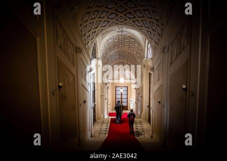 LUCCA, ITALIE - 24 NOVEMBRE 2019 : des inconnus dans l'entrée à l'intérieur du palais des Doges Banque D'Images