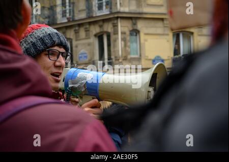 PARIS, FRANCE, 05 décembre 2019 : un protestataire à l'aide d'un mégaphone pendant un "gilets jaunes" (jaune) de protestation. Banque D'Images