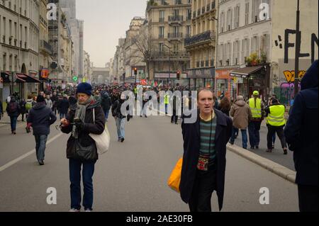 PARIS, FRANCE, 05 décembre 2019 : une foule s'assemble sur le Boulevard Magenta pendant un "gilets jaunes" (jaune) de protestation. Banque D'Images