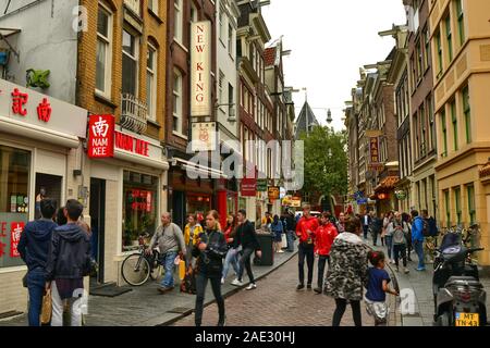 Amsterdam, Pays-Bas, août 2019. Amsterdam's cinatown est immédiatement reconnaissable par son architecture unique et idéogrammes. Les gens marcher dans la Banque D'Images