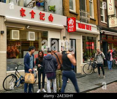 Amsterdam, Pays-Bas, août 2019. Amsterdam's cinatown est immédiatement reconnaissable par son architecture unique et idéogrammes. Les gens marcher dans la Banque D'Images
