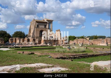 Rome. L'Italie. La Casina Farnese et les vestiges de la Domus Flavia (Flavian Palace) sur le mont Palatin. Vue montre le péristyle octogonal et jardin Banque D'Images