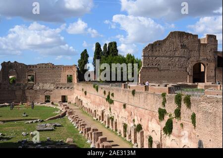 Rome. L'Italie. Le Palatin (stade Stadio palatino) du Palais de Domitien (Palazzo di Domiziano), et les vestiges de la Domus Augustana (à droite) sur la th Banque D'Images