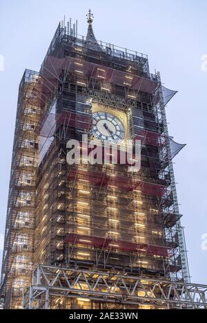 Londres, Royaume-Uni. 6 novembre 2019. Elizabeth Tower, anciennement appelée Clock Tower, abritant Big Ben (le surnom de la Grande cloche de l'horloge frappante au Palais de Westminster à Londres) est éclairé pendant que couvert d'échafaudages. Les travaux de rénovation importants se poursuivront jusqu'en 2021, lorsque nous entendrons de nouveau les strings réguliers de la cloche. Crédit Lee Hudson Banque D'Images